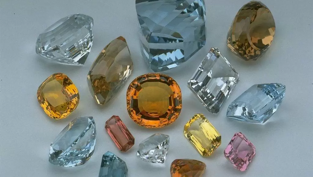 What are the benefits and types of Topaz Stone